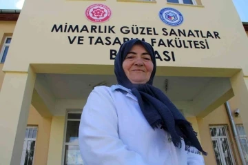 Okumanın yaşı yok dedi, 65 yaşında üniversiteli oldu
