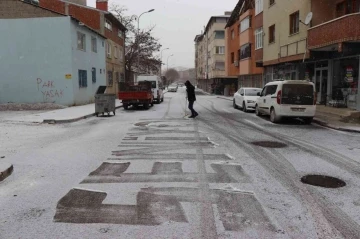 Oltu ilçe merkezine yılın ilk karı yağmaya başladı
