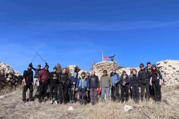 Oltu Tarmut Kalesi’nde İstiklal Marşı okuyup kupa maçında yaşanan olaylara tepki koydular
