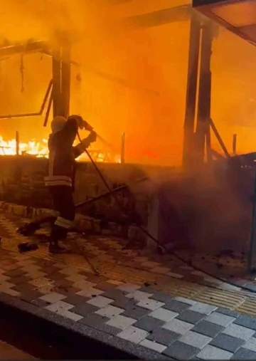 Ölüdeniz’de aynı kişiye ait iki ayrı işyeri aynı anda kundaklandı
