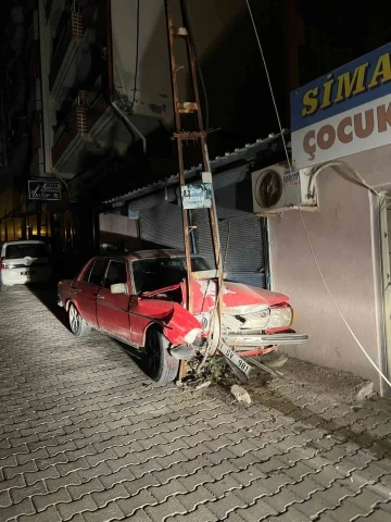 Önce park halindeki otomobillere, ardından direğe çarptı: 1 yaralı
