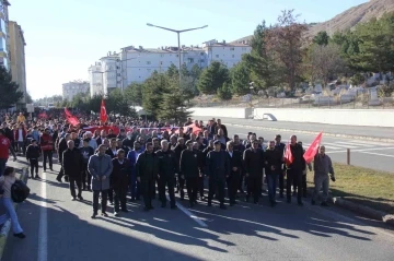 Onlarca vatandaş şehitler için yürüdü
