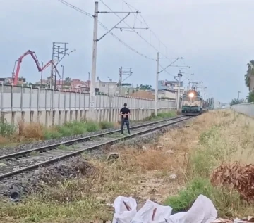 Önüne geçtiği treni durdu, hiçbir şey olmamış gibi gitti
