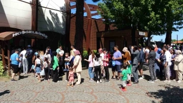 Ordu Boztepe’ye gitmek isteyen vatandaşların teleferik yoğunluğu
