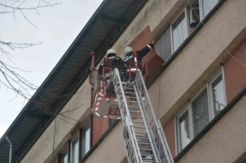 Ordu’da fırtına yüzünden dış cephe kaplaması yerinden koptu
