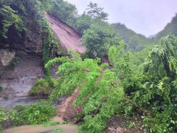 Ordu’da heyelan nedeniyle yol kapandı
