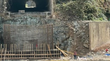 Ordu'da heyelan nedeniyle kapanan Karadeniz-Akdeniz yolunda çalışma başlatıldı