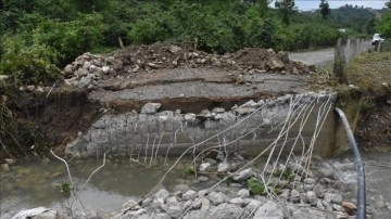 Ordu'nun iki ilçesinde sağanak dolayısıyla su baskını ve heyelan meydana geldi