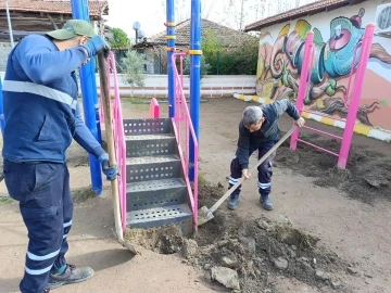 Ortaca’da yol ve parkların bakım onarım çalışmaları devam ediyor
