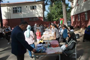 Ortaokul öğrenci ve velilerinden Gazze’ye yardım
