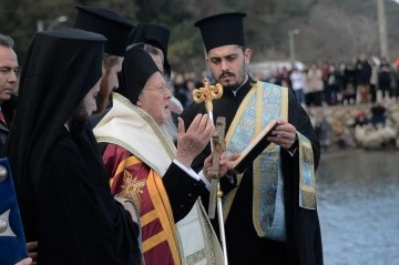 Ortodoks Hristiyanlar Bursa'da denizden haç çıkarma töreni düzenledi 