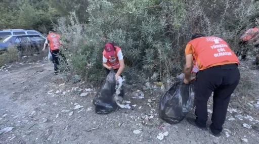 Osmaniye’de doğaseverler, Karaçay vadisinde çöp topladı
