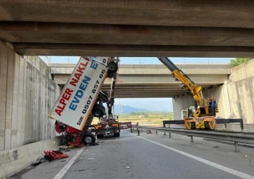 Osmaniye’de kamyon köprüden düştü: 1 ölü
