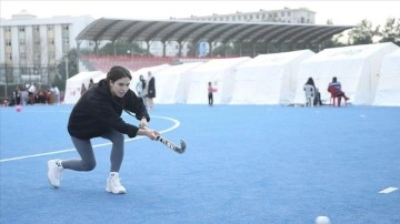 Osmaniyeli çim hokeyi sporcuları antrenman sahasını depremzede ailelerle paylaştı