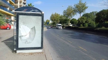 Otobüs durağı vandalların hedefi oldu
