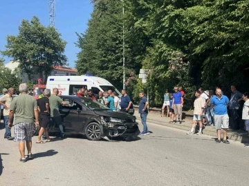 Otomobil ambulansı sollamaya çalışınca kaza yaptı; 1’i çocuk 2 kişi yaralandı
