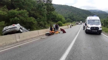 Otomobil beton bariyerlerin üzerine çıktı: 1 yaralı
