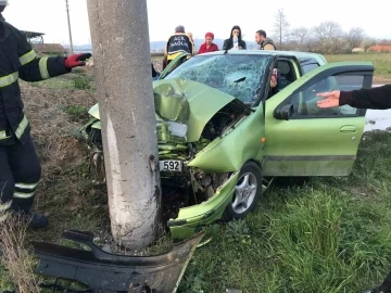 Otomobil beton elektrik direğine çarptı, 4 kişilik aile yaralandı
