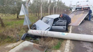 Bursa'da otomobil elektrik direğine çarptı