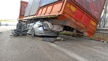 Otomobil, emniyet şeridindeki TIR'ın altına girdi; sürücü öldü 