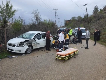 Otomobil ile motosikletin çarpması güvenlik kamerasına yansıdı
