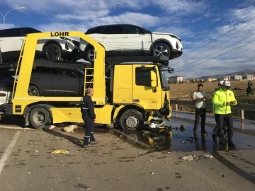 Afyonkarahisar'da otomobil ile treyler çarpıştı