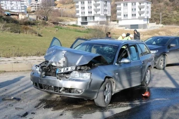 Otomobil iş makinesine çarptı: 1 yaralı
