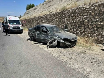 Otomobil istinat duvarına çarptı: 5 yaralı