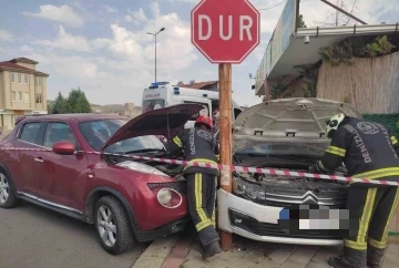 Otomobil önce seyir halindeki araca sonrasında ise direğe çarparak durabildi; 3 yaralı
