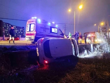 Otomobil yan yattı: 3’ü çocuk 5 kişi yaralandı
