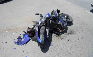 Otomobile çarpan motosiklet hurdaya döndü: 3 yaralı
