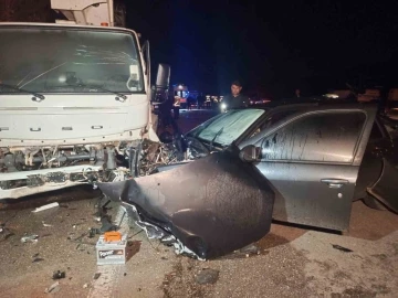 Otomobile çarpmamak için manevra yapan aracın vinçle çarpıştığı kaza kamerada: 2 ölü
