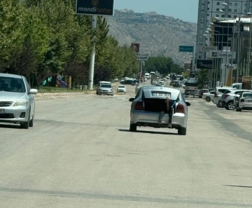 Otomobilin bagajında tehlikeli yolculuk
