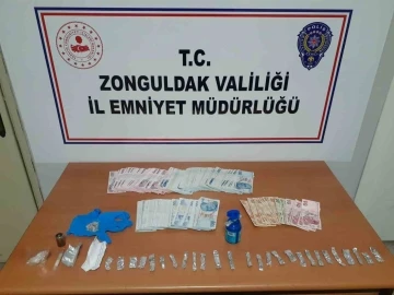 Otomobilin camını kırarak para çalan 2 şüpheli tutuklandı
