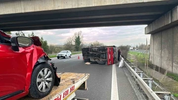 Otomobilin çarptığı kamyon devrildi: 2 yaralı
