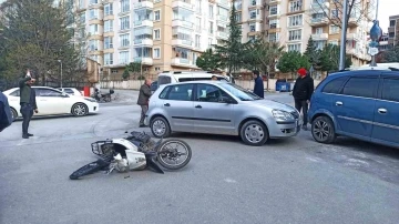 Otomobilin çarptığı motosiklet sürücüsü yaralandı
