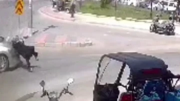 Otomobilin kadına çarptığı kaza kamerada
