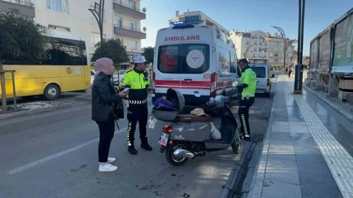 Otomobilin motosiklete çarpıp kaçtığı kazada 2 kadın yaralandı
