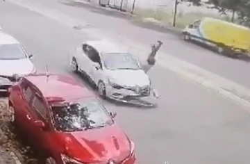 Otomobilin yayaya çarptığı feci kaza anı kameraya yansıdı
