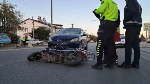 Otomobille çarpışan elektrikli bisiklet sürücüsü gencin ayağı kırıldı
