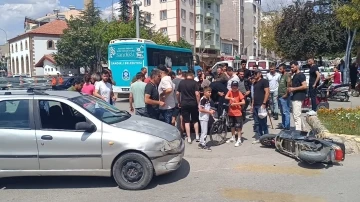 Otomobille çarpışan elektrikli motosiklet sürücüsü ağır yaralandı
