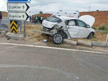 Otomobille çarpışan işçi servis minibüsü devrildi: 12 yaralı
