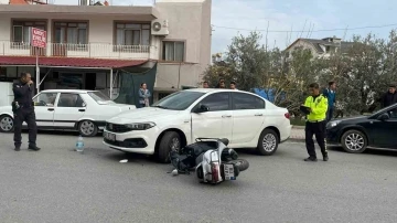 Otomobille çarpışan motosikletteki 2 kişi yaralandı
