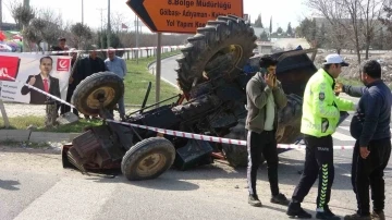 Otomobille çarpışan traktör devrildi: 1 ağır yaralı
