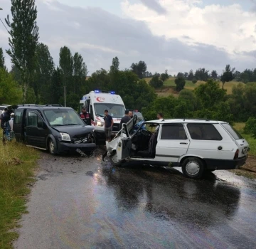 Otomobille hafif ticari araç kafa kafaya çarpıştı; 8 yaralı