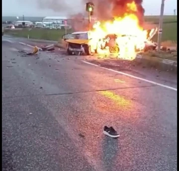 Otomobiller kavşakta çarpıştı, araçlar cayır cayır yandı: 8 yaralı
