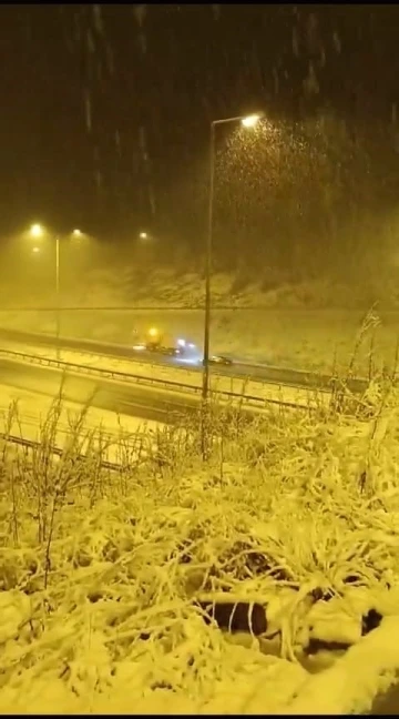 Otoyolun Bolu-Ankara sınırında kar yağışı etkili oluyor
