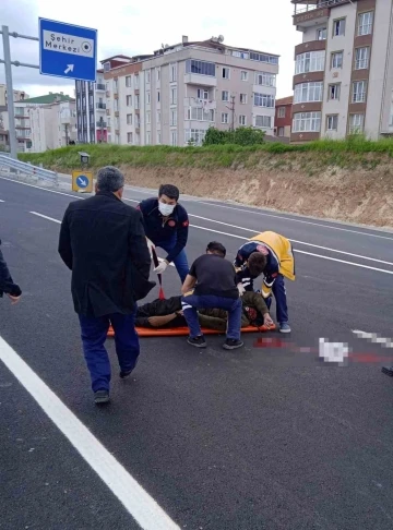 Otoyolun karşısına geçmeye çalışan yayaya otomobil çarptı: 1 ağır yaralı
