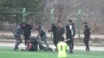 Oyundan alınan futbolcu bıçakla sahaya girdi, maç tatil edildi
