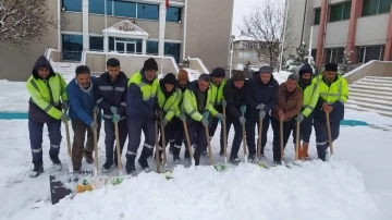 Özalp’ta kar yağdı, belediye ekiplerinin mesaisi de başladı
